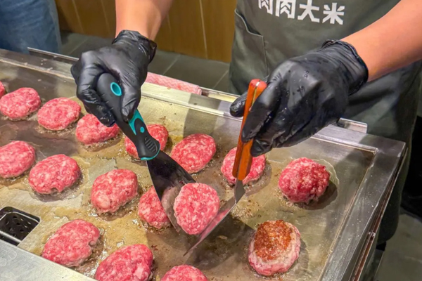 高端鐵板燒迎來(lái)降維餐飲新模式，平價(jià)板前料理強(qiáng)勢(shì)破圈
